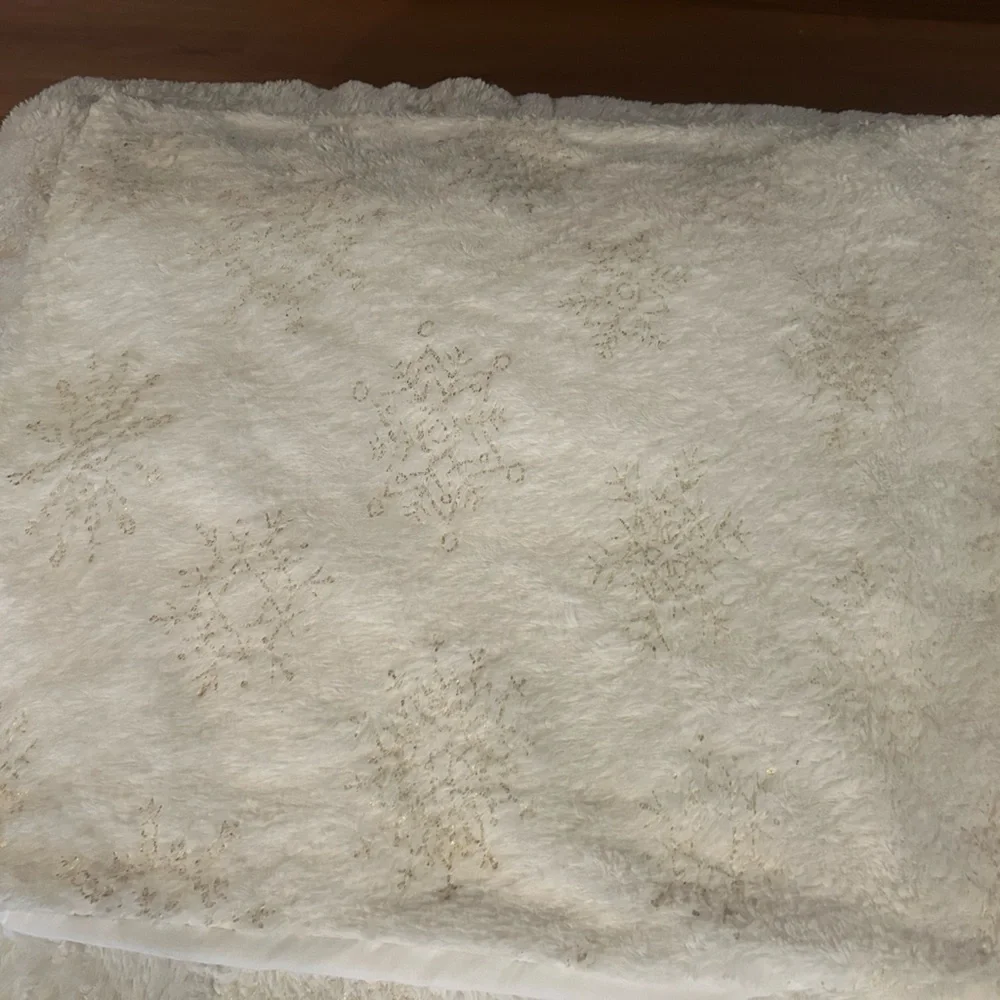 Snow Velvet Holiday Comforter Set - White/Gold-Full/Queen-There Is Some Shedding